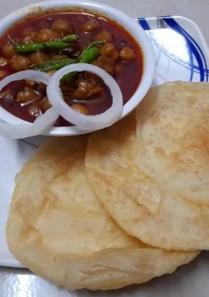 छोले भटूरे (chole bhature recipe in Hindi) रेसिपी मुख्य फोटो