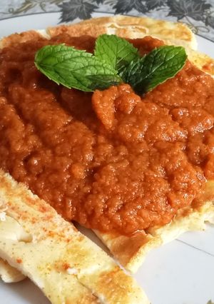A picture of Sauce on egg noodles.