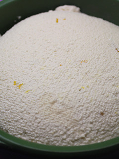 Una foto de Queso fresco casero con maracuyá