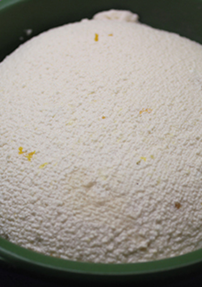 Una foto de Queso fresco casero con maracuyá