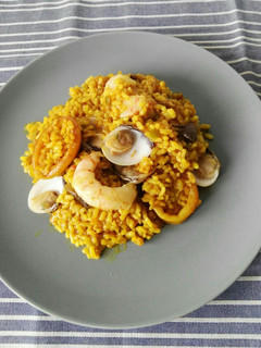 Una foto de Arroz con setas y marisco