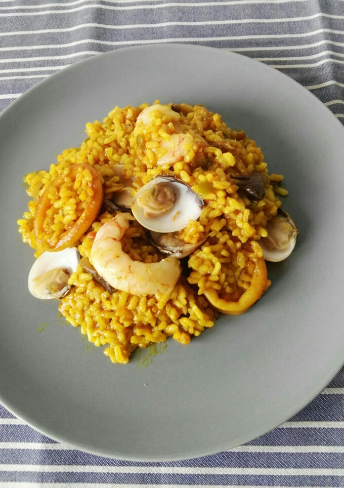 Una foto de Arroz con setas y marisco