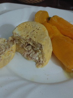 Una foto de Aspid de tortilla francesa con atún y pimientos asados