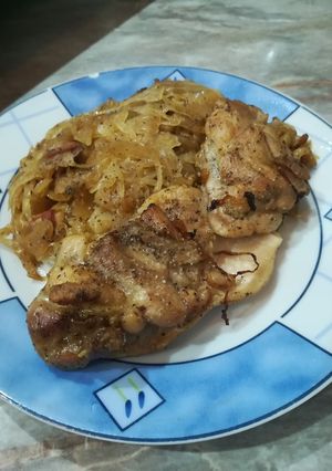 Savanyított káposztán sült csirkecombfilé recept fotója