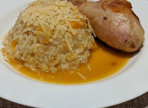 Una foto de Risotto de verduras con presas de pollo