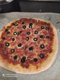Una foto de Pizza casera reina de la carne