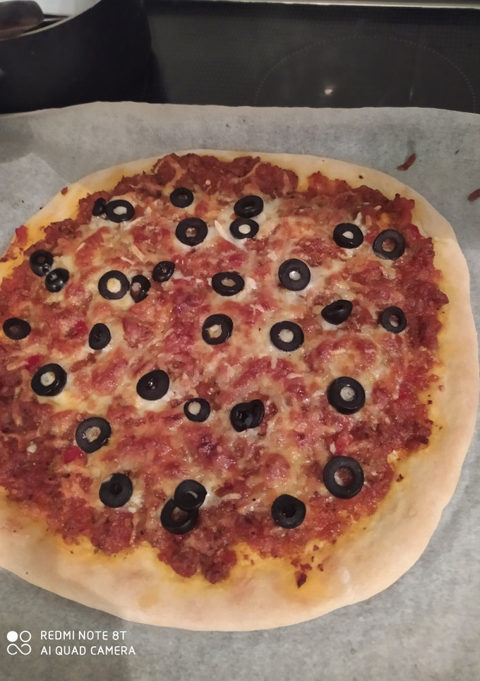 Una foto de Pizza casera reina de la carne