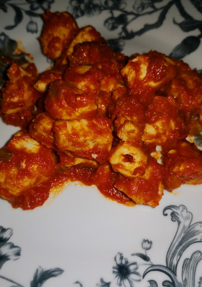 Una foto de Carne de pollo con tomate 🍅