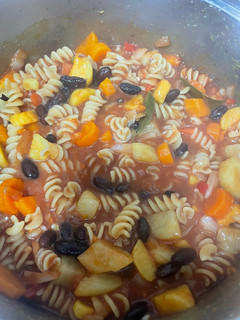 Una foto de Guiso de fideos vegano
