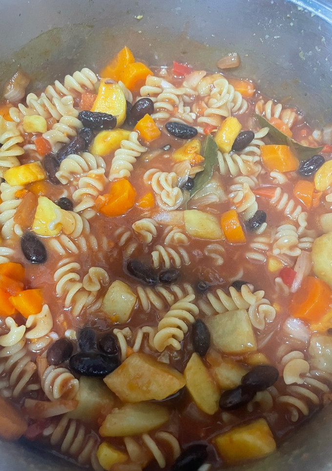 Una foto de Guiso de fideos vegano