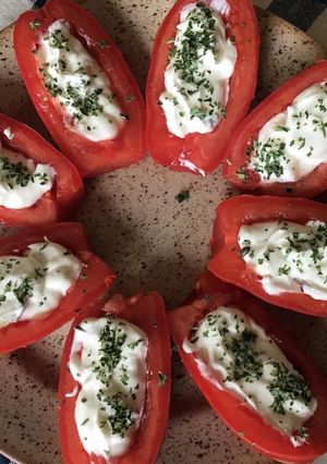 Une photo de Tomates olivettes farcies tzatziki maison