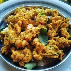 A picture of Kaju pakoda.