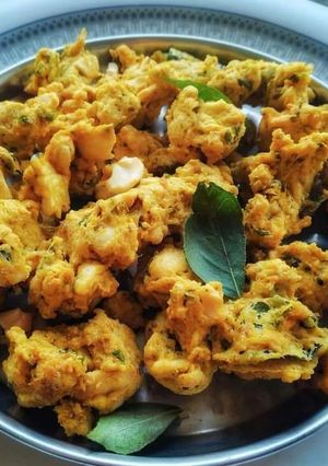 A picture of Kaju pakoda.