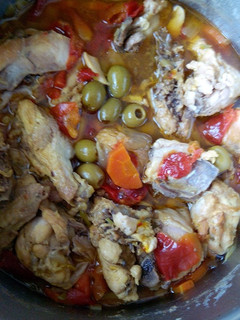 Una foto de Pollo guisado con aceitunas