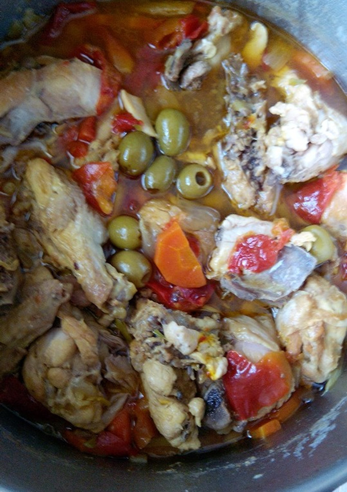 Una foto de Pollo guisado con aceitunas