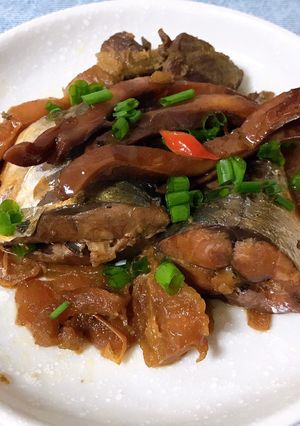 Hình của món Cá nục hầm mực.