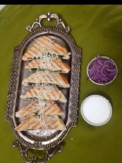 स्पीनच बर्नट गार्लिक सैंडविच (spinach burnt garlic sandwich recipe in Hindi) रेसिपी मुख्य फोटो