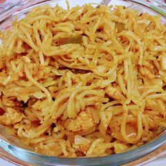 A picture of Desi chicken chowmein.