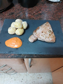 Una foto de Chuleta de atún asado con papas arrugas y mojo