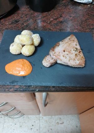 Una foto de Chuleta de atún asado con papas arrugas y mojo