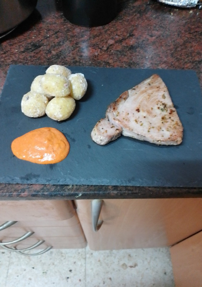 Una foto de Chuleta de atún asado con papas arrugas y mojo