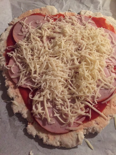Paradicsomos-sonkás pizza recept fotója