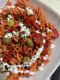 Pasta di lenticchie rosse con pomodorini, olive, yogurt e prezzemolo 🇮🇹🍝