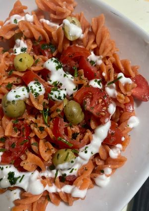 Foto di Pasta di lenticchie rosse con pomodorini, olive, yogurt e prezzemolo 🇮🇹🍝