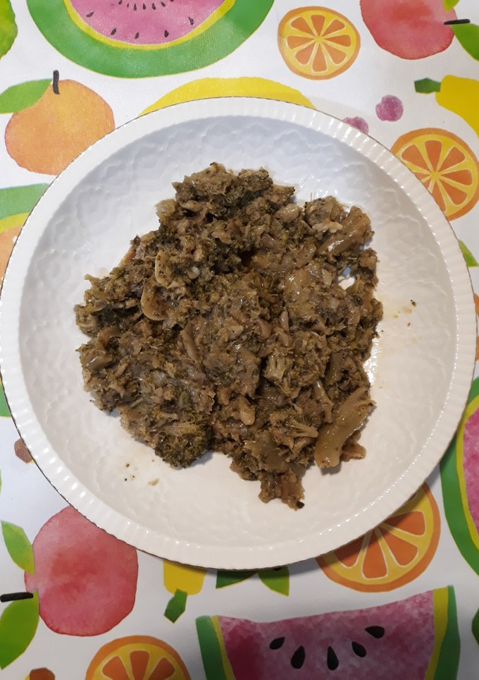 Una foto de Brócoli con cebolla y salsa de albahaca