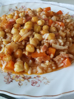 Una foto de Garbanzos con arroz (o arroz con garbanzos) al "batiburrillo"