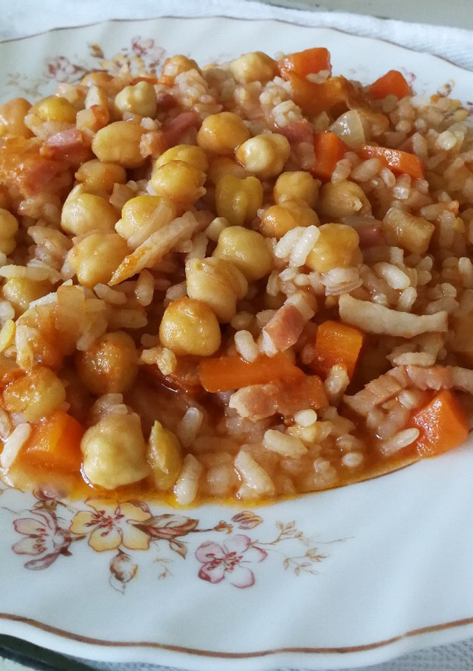 Una foto de Garbanzos con arroz (o arroz con garbanzos) al "batiburrillo"