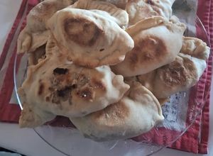 Una foto de Empanadas de ciervo cortada a cuchillo