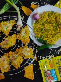 ચીઝી મેગી નાચોઝ (Cheesy Maggi Nachos Recipe in Gujarati) રેસીપી મુખ્ય ફોટો