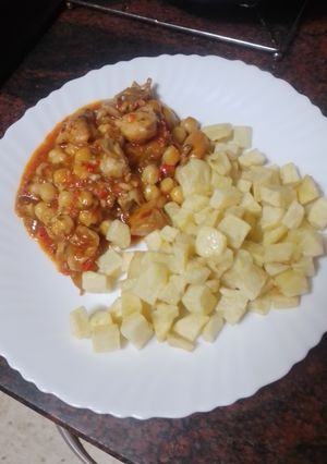 Foto principal de Garbanzada con contramuslo de pollo en adobo