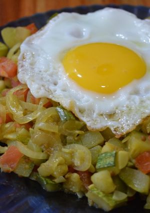 Una foto de Zucchini, tomate y huevo con un toque especiado