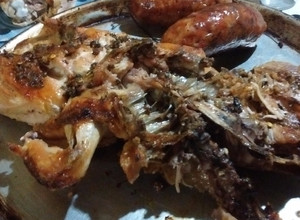 Una foto de Asado a la parrilla de pollo inyectado con limón y jugó de chimichurri