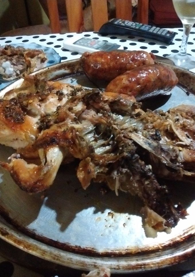 Una foto de Asado a la parrilla de pollo inyectado con limón y jugó de chimichurri
