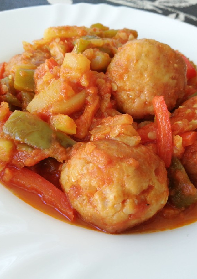 Una foto de Albóndigas con pisto🍲