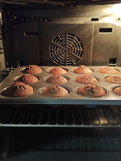 Una foto de Magdalenas con harina de avena con sabor a brownie
