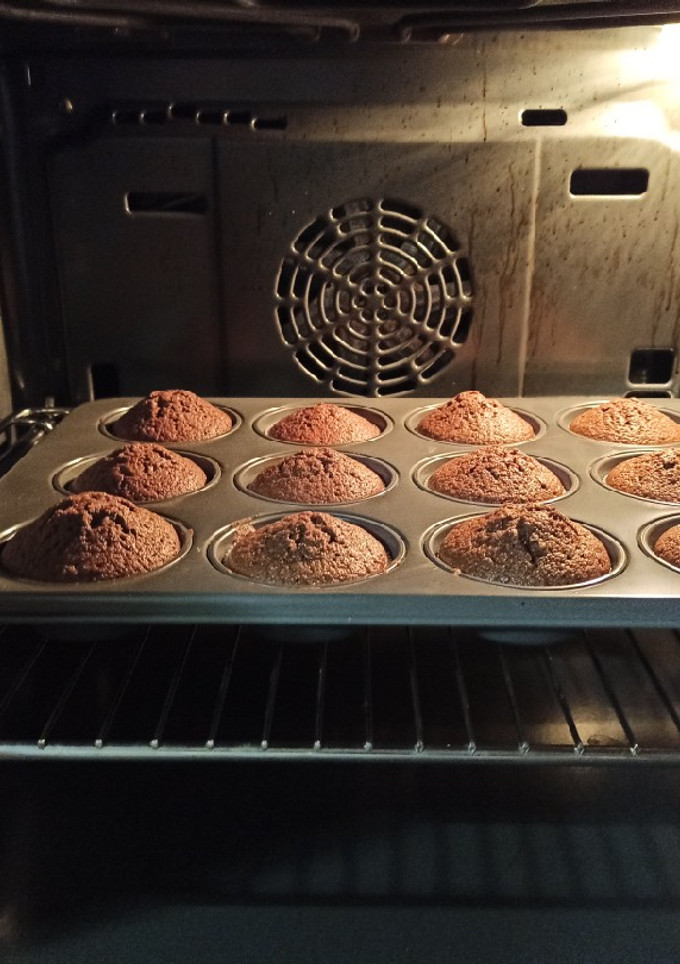 Una foto de Magdalenas con harina de avena con sabor a brownie