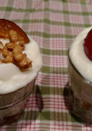 Una foto de Postre con yogur y ciruelas en vasitos