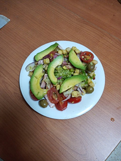 Una foto de Ensalada completa con aguacate para 2