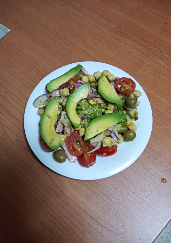 Una foto de Ensalada completa con aguacate para 2