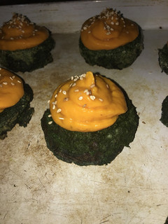 Una foto de Cupcakes de espinaca frosting de calabaza y semillas. Rellenos de queso portsalut. (Receta light)