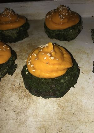 Una foto de Cupcakes de espinaca frosting de calabaza y semillas. Rellenos de queso portsalut. (Receta light)