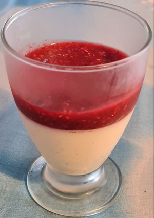 Une photo de Panna cotta framboises