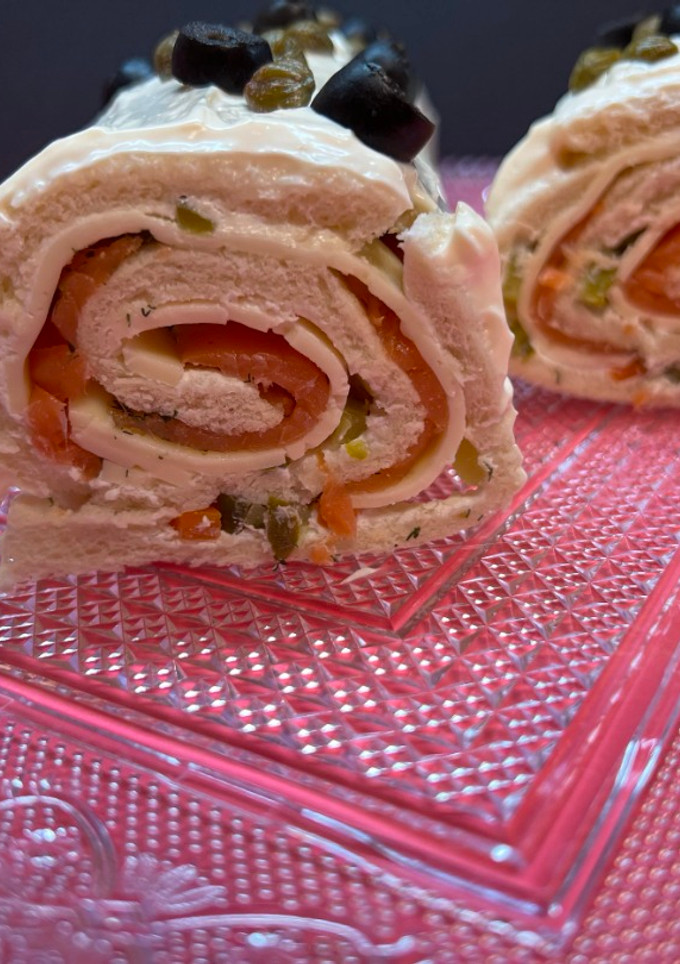 Una foto de Enrollado o brazo con salmón