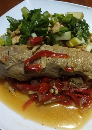 Una foto de Solomillo a la cerveza, ensalada de apio manzana verde y nueces