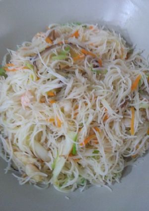 A picture of 台式炒米粉 Taiwanese Fried Rice Vermicelli.