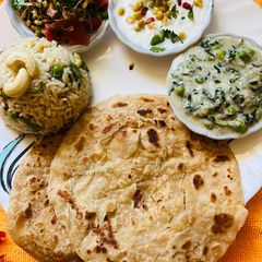 A picture of Vegetable Thali with methi Matar malai.